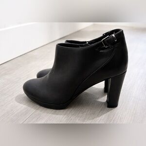 Clarks’ Women Kendra Spice Black Ankle Booties